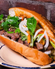 Bánh mì bò nướng và chả bò