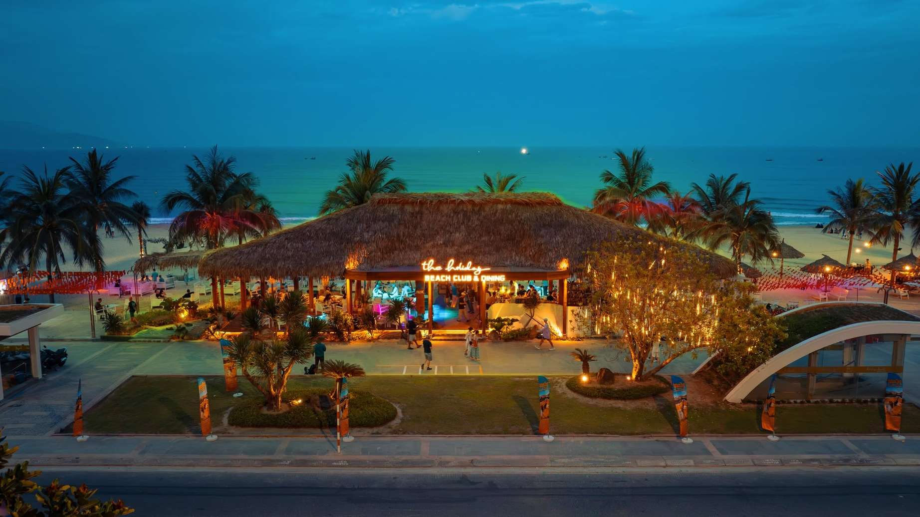 Holiday Beach Club bên bờ biển Đà Nẵng